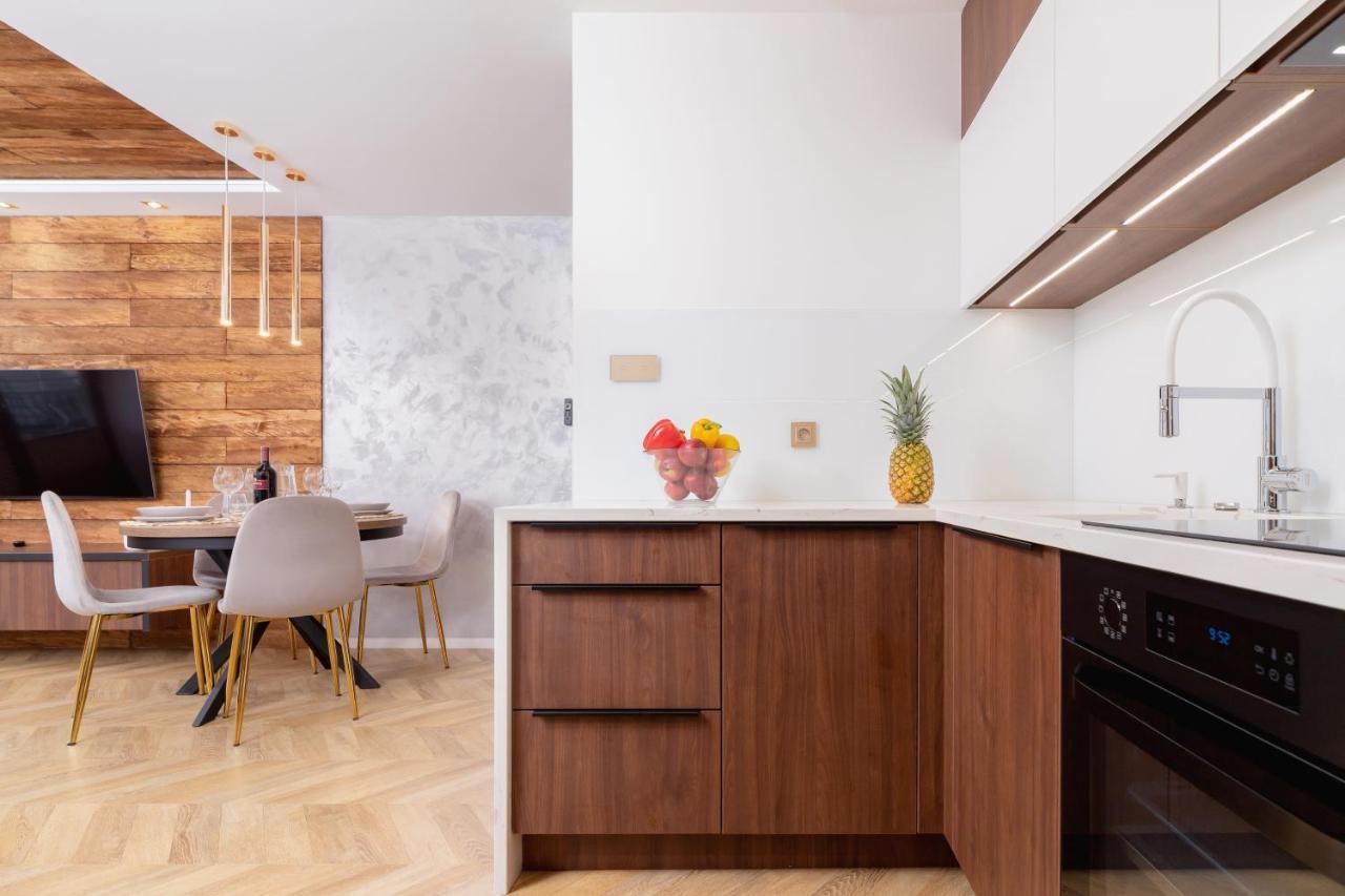 Apartment Premium Salwatorianska Mountain View By Renters Prestige